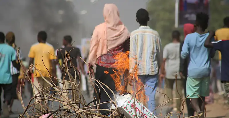 Sudanesi durante una protesta dopo il colpo di stato (AP Photo/Ashraf Idris, File)