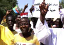 In Sudan migliaia di persone hanno manifestato per chiedere all'esercito di prendere il potere