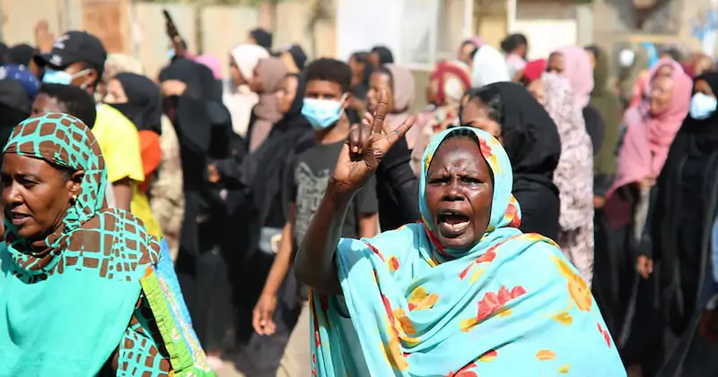Persone che protestano in Sudan contro il colpo di stato (AP Photo/Ashraf Idris)