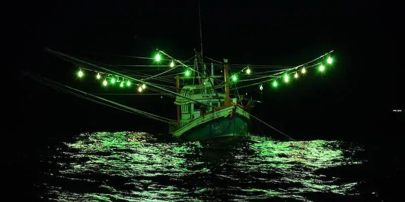 Una delle barche usate per la pesca notturna dei calamari (Six Senses Yao Noi)