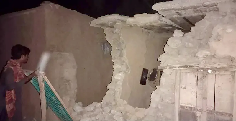 Una persona nella sua casa danneggiata dal terremoto (AP Photo)