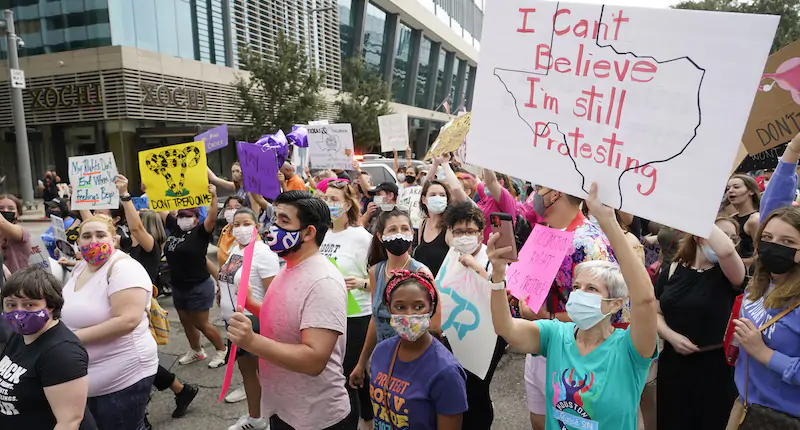 La manifestazione contro la legge sull'aborto organizzata a Houston, in Texas, lo scorso 2 ottobre. Il cartello sulla destra dice “Non riesco a credere che sto ancora protestando” (Melissa Phillip/ Houston Chronicle via AP)