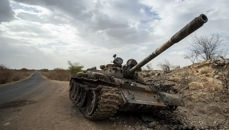 Un veicolo militare distrutto, nella regione del Tigrè (AP Photo/Ben Curtis, File)