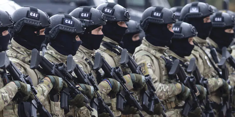Un'esercitazione della polizia della Repubblica Serba nella periferia di Sarajevo, fotografata pochi giorni dopo le prime minacce di Milorad Dodik (AP Photo)