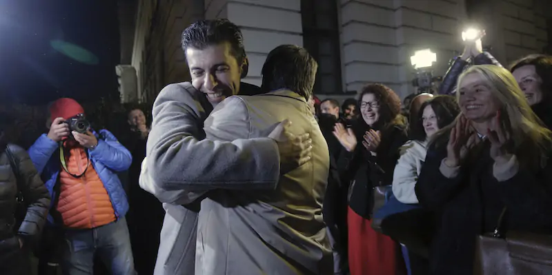 Kiril Petkov, a sinistra, abbraccia Stefan Yanev, che con lui ha fondato il partito "Noi continuiamo il cambiamento" (AP Photo/Valentina Petrova)