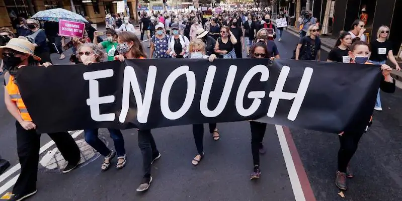 Un cartello che dice “Ne abbiamo abbastanza” durante una manifestazione femminista a Sydney, 15 marzo 2021 (AP Photo/ Rick Rycroft)