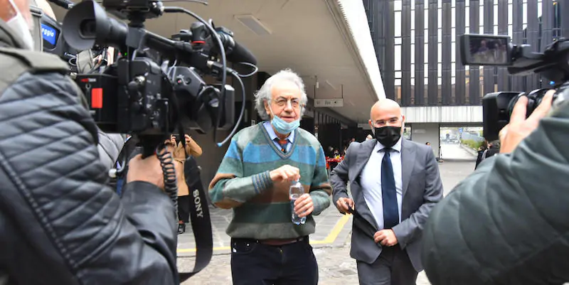 Lo psicoterapeuta Claudio Foti all'esterno del tribunale di Reggio Emilia prima della sentenza
(Foto Ansa /Stefano Rossi)