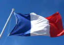 Macron ha cambiato il blu delle bandiere francesi sugli edifici del governo