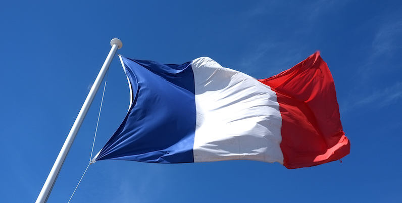 Macron colore le drapeau français en bleu sur les bâtiments gouvernementaux