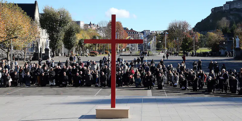 I vescovi a Lourdes durante una cerimonia per le vittime di violenze sessuali subite da esponenti della Chiesa, Francia, 6 novembre 2021 (AP Photo/Bob Edme)