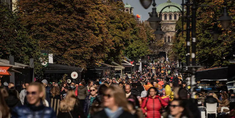 La folla in una via del centro di Sofia, in Bulgaria, dove c'è stato un significativo aumento dei contagi (Hristo Rusev/Getty Images)