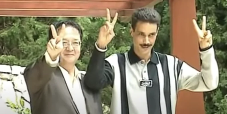 L'avvocato Jacques Vergès e Omar Raddad al momento della sua scarcerazione (Immagine da YouTube)