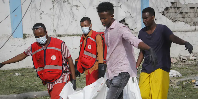 I soccorsi portano via il corpo di una persona uccisa nell'attacco (AP Photo/Farah Abdi Warsameh)