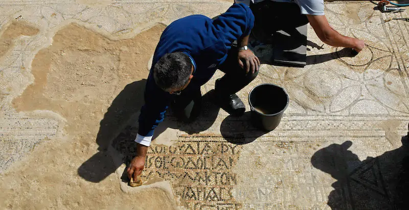 Archeologi lavorano sul mosaico di una chiesa bizantina (David Silverman/Getty Images)