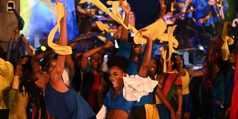 Un gruppo di ballerini durante la cerimonia di insediamento della nuova presidente di Barbados, Sandra Mason, a Bridgetown, lunedì 29 novembre (Jeff J Mitchell/ Getty Images)