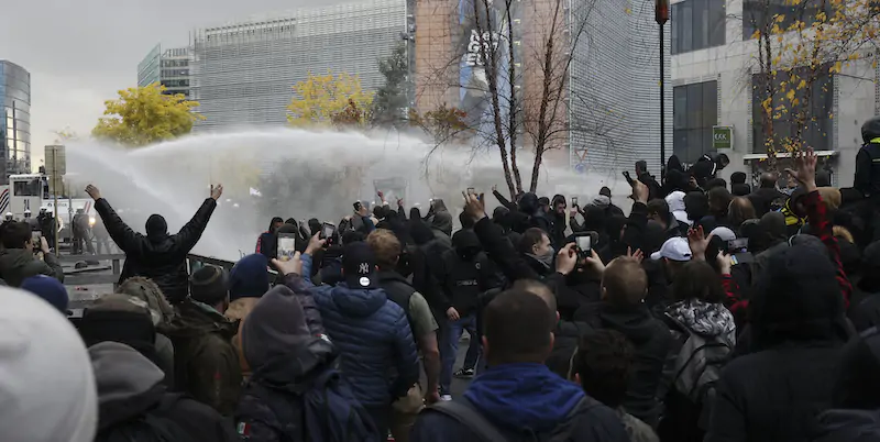 La polizia usa gli idranti per disperdere i manifestanti, a Bruxelles, in Belgio (AP Photo/Olivier Matthys)