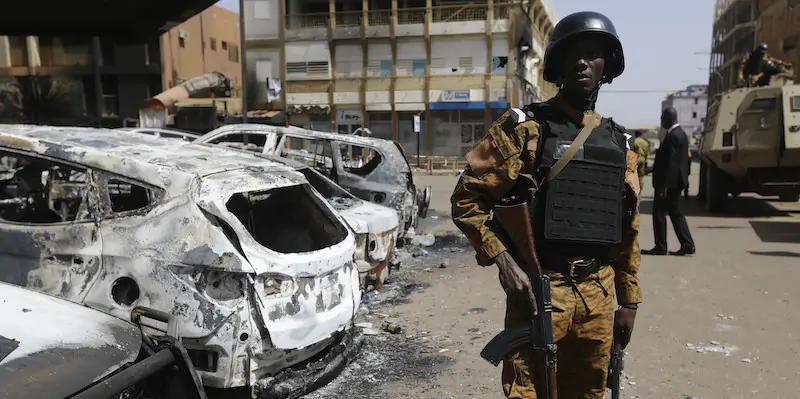 Un soldato sul luogo di un attacco, lo scorso giugno (AP Photo/Sunday Alamba, File)