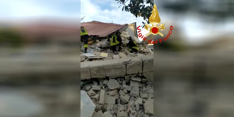 In provincia di Caserta una palazzina è crollata parzialmente a causa di un’esplosione: una donna è stata estratta viva dalle macerie e si cerca ancora un disperso