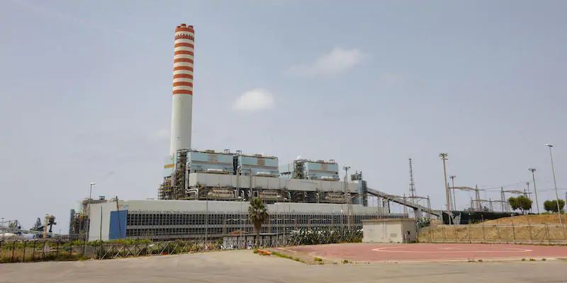 La centrale termoelettrica a carbone dell'Enel di Torrevaldaliga Nord, nel comune di Civitavecchia, il 24 giugno 2021 (ANSA/GIUSEPPE LAMI)