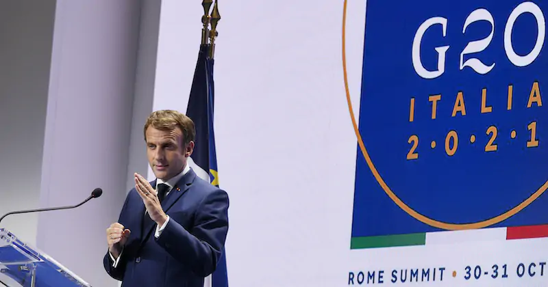 Il presidente francese Emmanuel Macron durante il G20 a Roma, domenica 31 ottobre (AP Photo/ Domenico Stinellis)