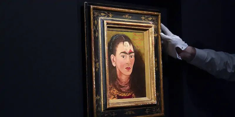 Un dipinto di Frida Kahlo è stato venduto all’asta per 34,9 milioni di dollari: è la cifra più alta mai pagata per l’opera di una o un artista latinoamericano