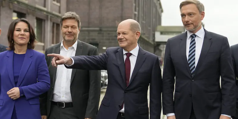Da sinistra a destra, i leader dei Verdi Annalena Baerbock e Robert Habeck, il leader dell'SPD Olaf Scholz, e il leader dell'FDP Christian Lindner (AP Photo/Markus Schreiber)