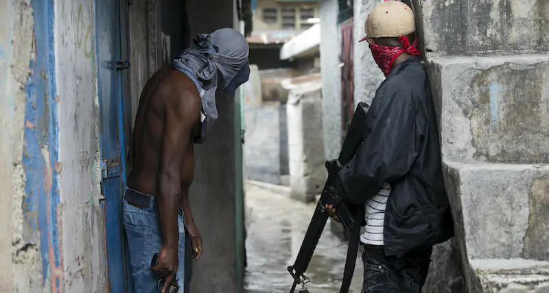 Membri di una banda criminale controllano una strada di Port-au-Prince, ad Haiti, nel 2019 (AP Photo/Dieu Nalio Chery)