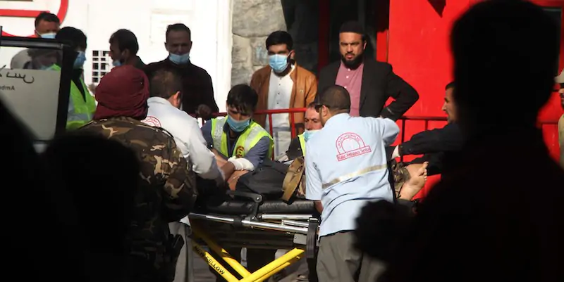 Un momento dei soccorsi alle persone ferite nell'attentato (Saifurahman Safi/Xinhua/ANSA)
