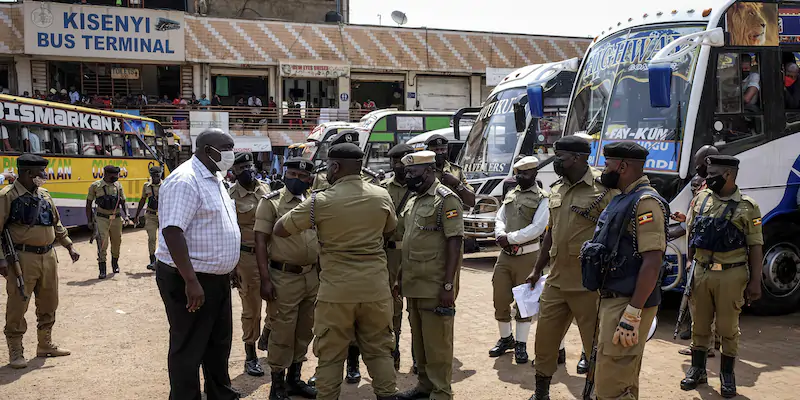 La polizia ugandese a Kampala, dopo un'esplosione avvenuta lo scorso ottobre (AP Photo/Hajarah Nalwadda)