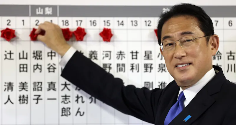 Il primo ministro giapponese Fumio Kishida conta i voti su un tabellone elettorale (Behrouz Mehri, Pool via AP)