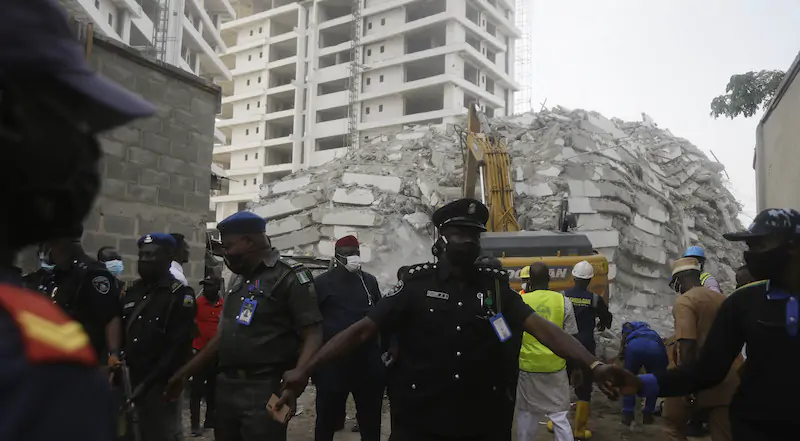 I soccorsi al lavoro nel luogo in cui è crollato il palazzo (AP Photo/Sunday Alamba)