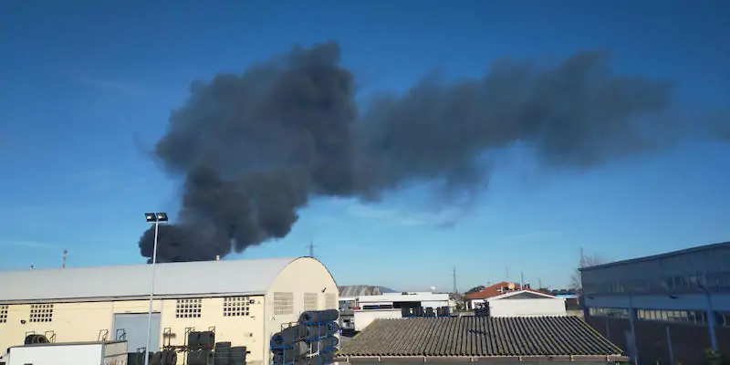 La colonna di fumo in seguito all'incendio nella raffineria (ANSA/ Gabriele Masiero)