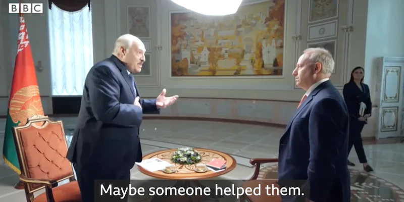 Il presidente bielorusso Alexander Lukashenko intervistato dal giornalista di BBC Steve Rosenberg nel palazzo presidenziale di Minsk, il 19 novembre 2021 (BBC)