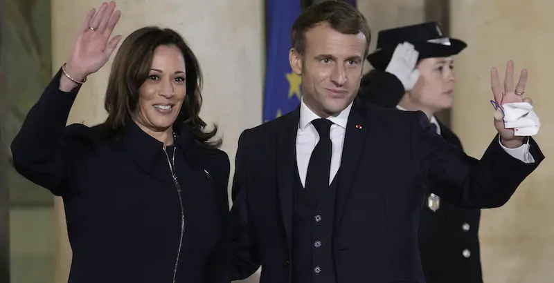 Il presidente francese Emmanuel Macron e la vicepresidente statunitense Kamala Harris (AP Photo/Christophe Ena, File)