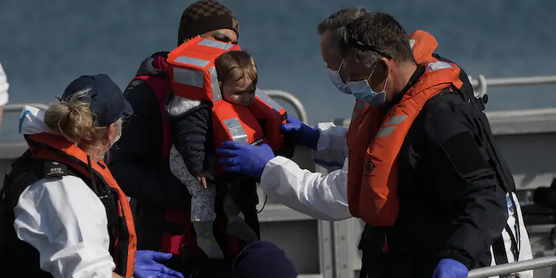 Migranti assistiti dalla guardia costiera britannica (AP Photo/Alastair Grant)