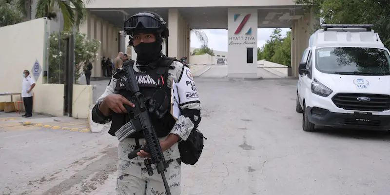 Un membro delle forze armate messicane sul luogo dell'attacco (AP Photo/Karim Torres)