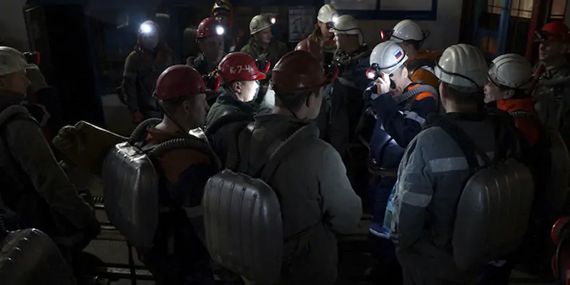 Soccorsi russi sul luogo di un incidente simile in una miniera di carbone in Russia, nel 2016 (AP Photo/Ministry of Emergency Situations press service via AP)