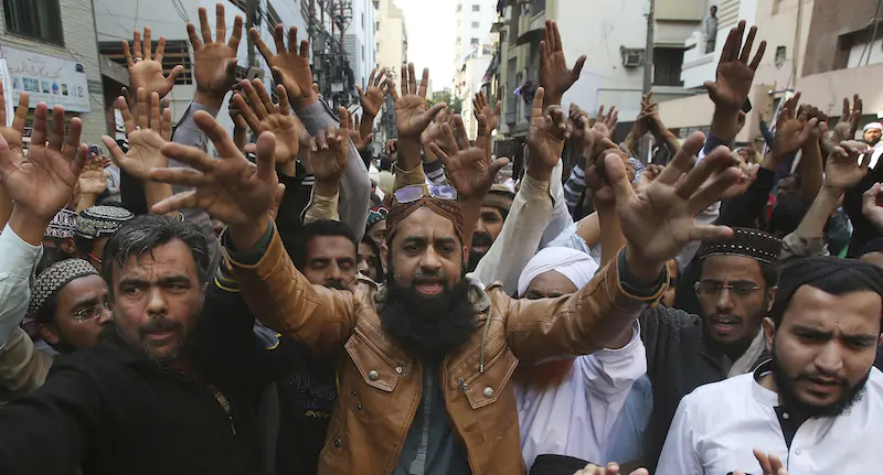 Membri del gruppo Tehreek-e-Labbaik durante una protesta nel 2019 (AP Photo/Fareed Khan)