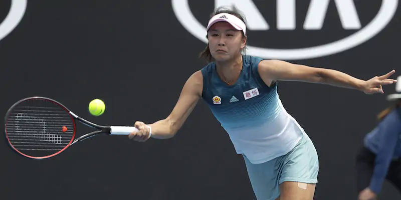 La tennista cinese Peng Shuai in una gara degli Australian Open nel 2019 (AP Photo/ Mark Schiefelbein)