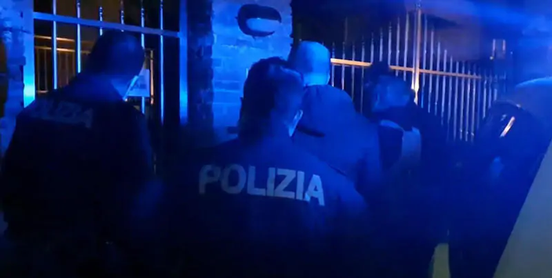 Un'immagine dell'operazione della Polizia in diverse regioni italiane contro presunti appartenenti alla cosca Molè (Ansa/Polizia)