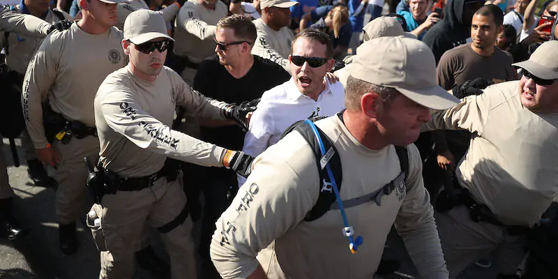 Il noto suprematista bianco Richard Spencer, scortato da alcuni poliziotti durante una protesta (Joe Raedle/Getty Images)