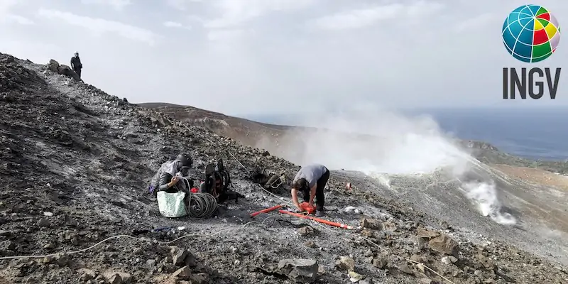 Rilevazioni in corso al cratere La Fossa sull'Isola di Vulcano. Immagine tratta dalla pagina Facebook
dell'Istituto Nazionale di Geofisica e Vulcanologia (Roberto Isaia)