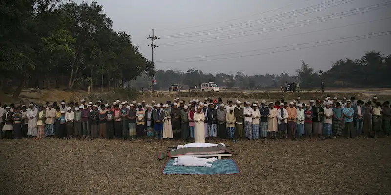 Profughi rohingya pregano davanti ad alcuni corpi (Allison Joyce/Getty Images)