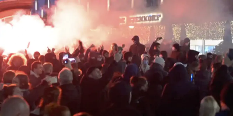 Fermoimmagine di un video della protesta contro le restrizioni decise dal governo olandese per contrastare il coronavirus a Rotterdam, il 19 novembre 2021 (Media TV Rotterdam via AP, La Presse)