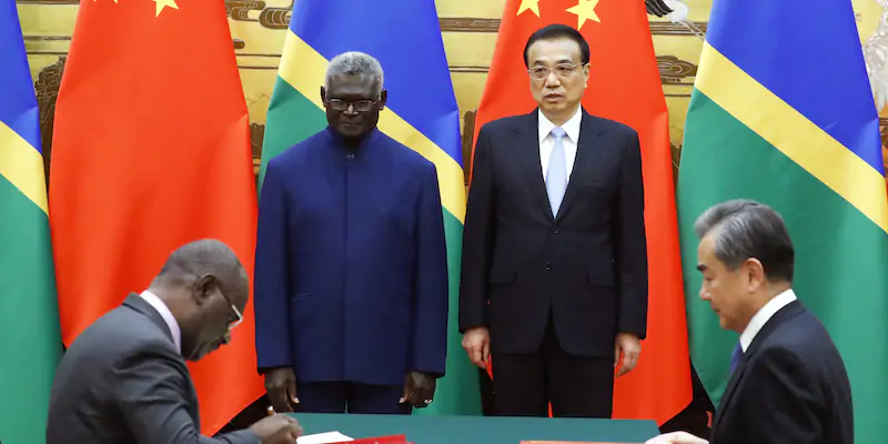 Un incontro ufficiale tra i premier e i ministri degli Esteri di Cina e Isole Salomone a Pechino, nel 2019 (REUTERS/Thomas Peter)