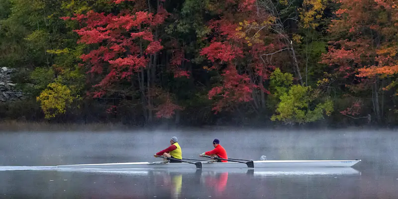 Due canottieri sul fiume Androscoggin, in Maine. (AP Photo/Robert F. Bukaty)