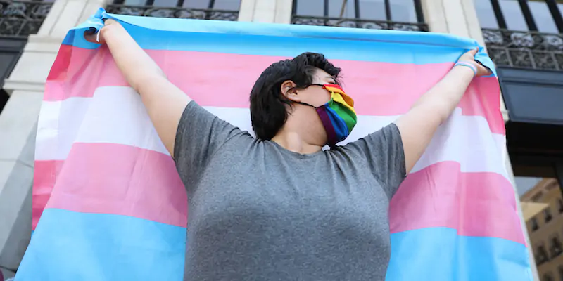 Durante una manifestazione per i diritti delle persone trans a Madrid, il 26 giugno 2021 (Isabel Infantes/Getty Images)