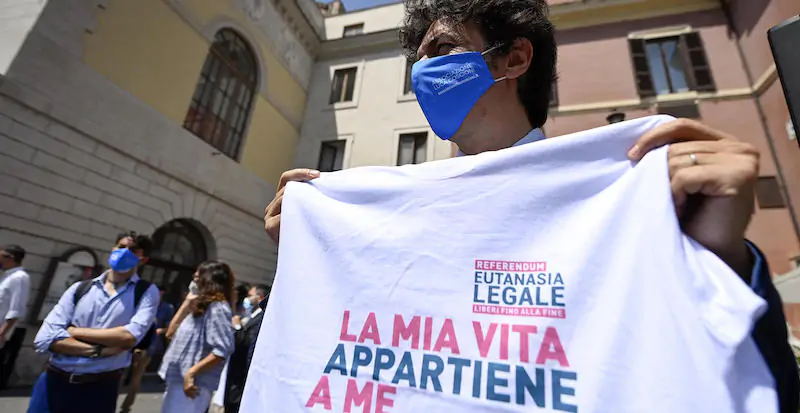 Marco Cappato durante la raccolta firme per il referendum sull'eutanasia legale organizzato dall'Associazione Luca Coscioni 
(ANSA/RICCARDO ANTIMIANI)