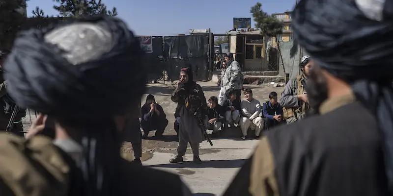 Talebani sorvegliano una strada dopo l'esplosione di una bomba (AP Photo/ Petros Giannakouris)
