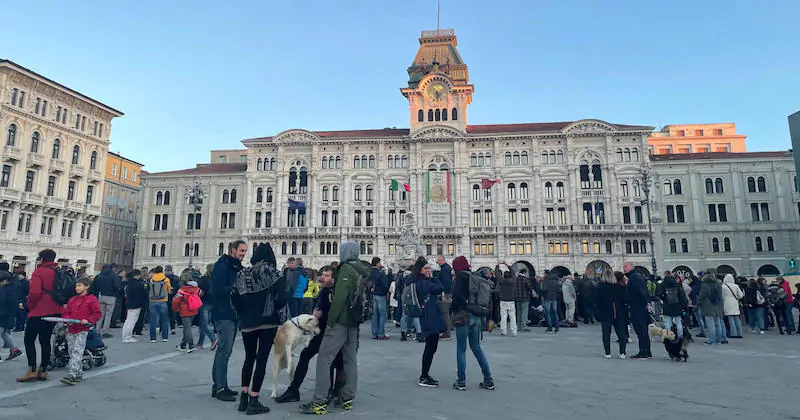 Persone radunate per manifestare contro l'introduzione del Green Pass in piazza Unità d'Italia a Trieste
(ANSA/ Alice Fumis)